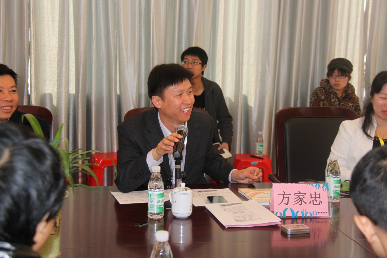 方家忠馆长在主持第3分会场 "提升图书馆服务能力"