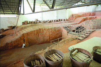 墓葬坐落在青岗北坡,当地人称为"刘王冢,调查时当做南汉康陵.