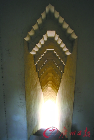 赤岗塔内部富有图案美感的阶梯.