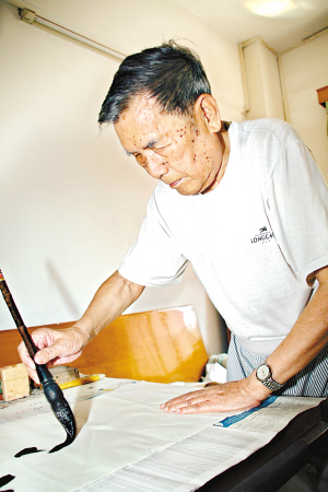 闲来看谱拆棋手中是陈松顺珍藏的紫檀棋子