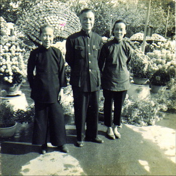 海弟子陈渭良,后排左六为李国准.其他人员为佛山中医院医生.