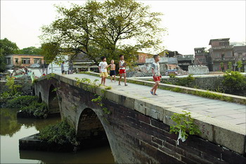 广州图书馆·广州抗战遗址·(芳村区凤溪村)"鬼仔"斗鬼子 英灵留英名