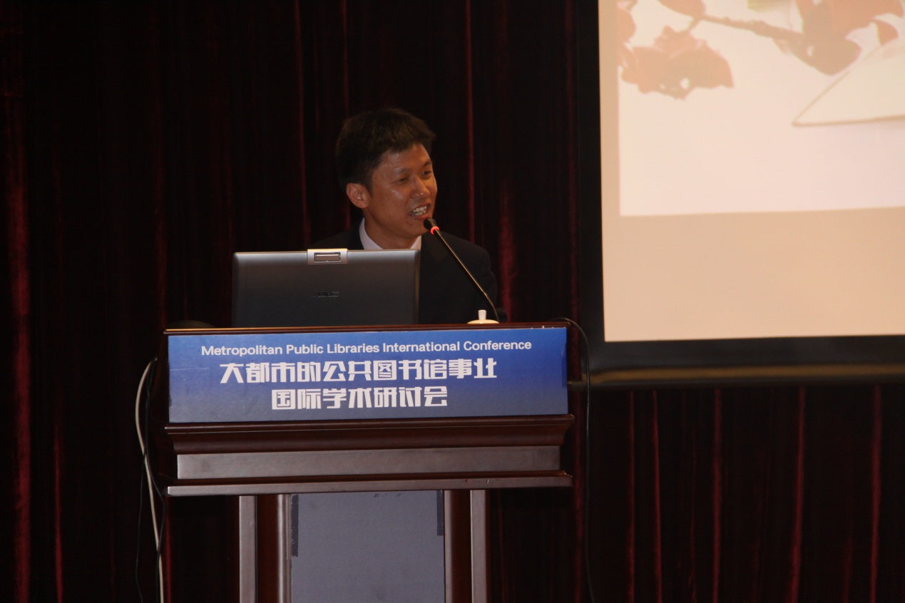 广州图书馆方家忠馆长在开幕式上致辞