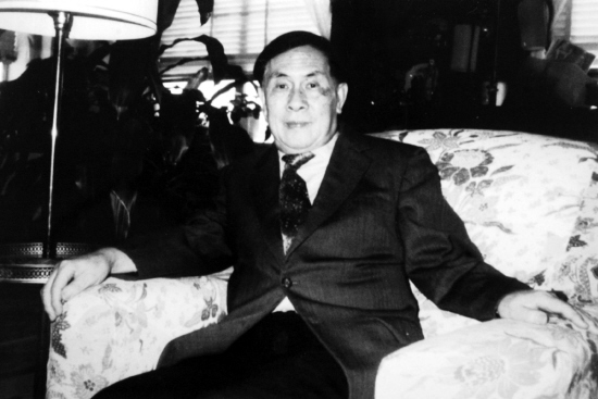 马思聪和夫人王慕理在美国的家中自娱自乐.