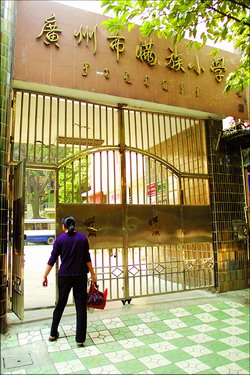 86岁,广州市满族小学创办人和名誉校长,广州满族历史文化研究会会长
