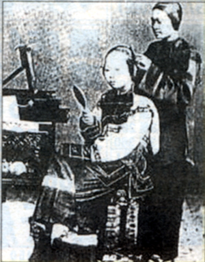某西关小姐出嫁前夕在行梳头仪式.