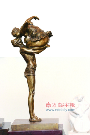 雕塑《吻》是许鸿飞的最新作品.