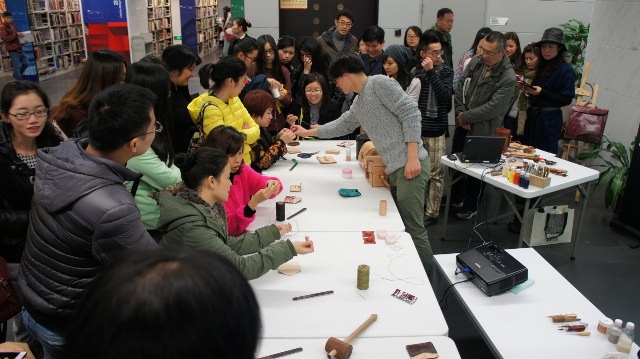 友创意工作坊"皮具diy"活动现场