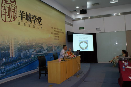 在最后的互动环节中,读者们纷纷取出各自珍藏的翡翠玉器,与王春云博士