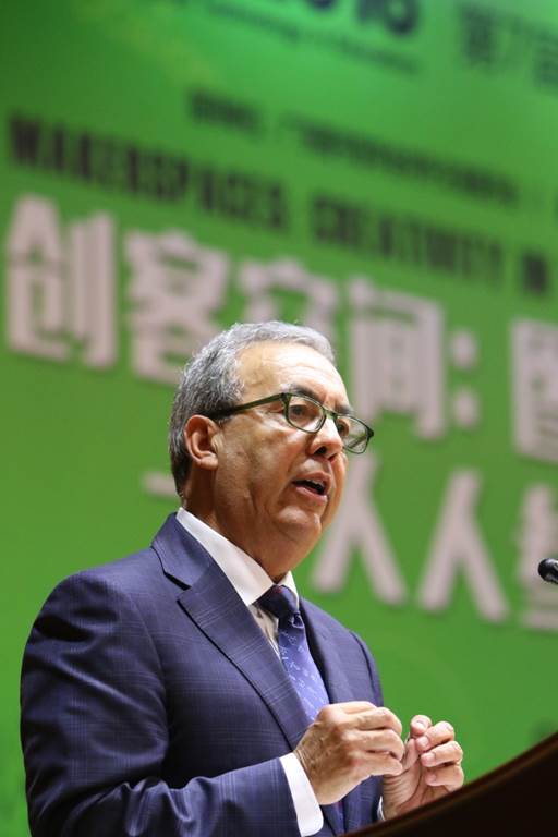 旧金山公共图书馆馆长路易斯·赫雷拉(luis herrera)则在题为《图书馆