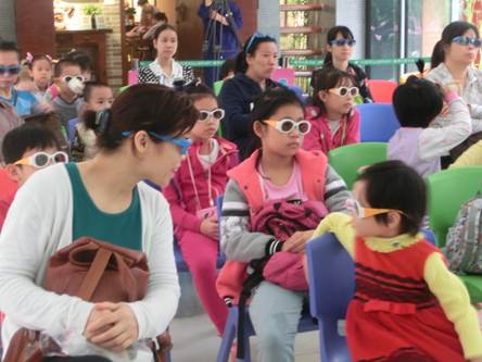 说明: C:\Users\LLM\Desktop\已挑选\2017.1.7 越秀区图书馆开展“3D阅读乐园——《四眼天鸡》电影,图为亲子读者共享电影时光。.JPG
