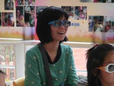 说明: C:\Users\LLM\Desktop\已挑选\2017.1.7 越秀区图书馆开展“3D阅读乐园——《四眼天鸡》电影,图为读者享受影音时光。.JPG