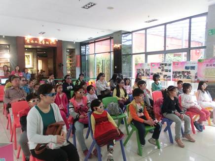 说明: C:\Users\LLM\Desktop\已挑选\2017.1.7 越秀区图书馆开展“3D阅读乐园——《四眼天鸡》电影,图为活动现场1。.JPG