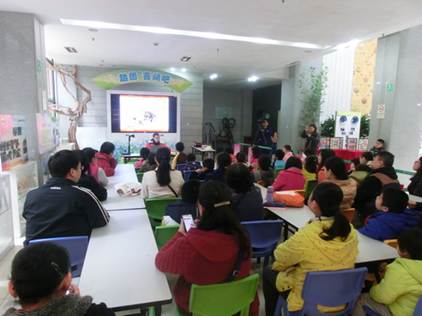 说明: 2017.1.14 越秀区图书馆开展“听·阅读——喜迎元春 同包油角”活动,图为活动现场。 (1)