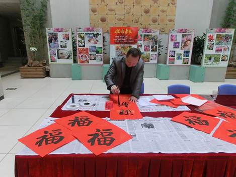 说明: C:\Users\LLM\Desktop\已挑选\2017.1.21 越秀区图书馆开展“喜阅吧——迎春纳福 福满越图”活动,图为美协李浩森老师写“福”。.JPG