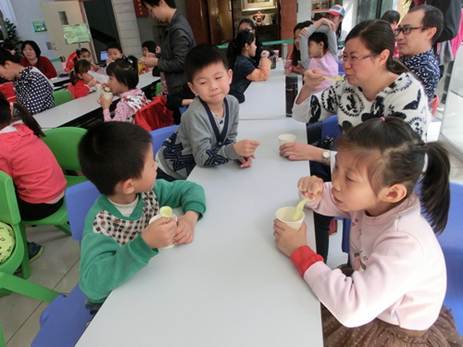 说明: C:\Users\LLM\Desktop\已调整\2017.2.21  越秀区图书馆开展“国学苑——元宵印象·火树银花合”活动，图为读者开开心心吃汤圆。.JPG