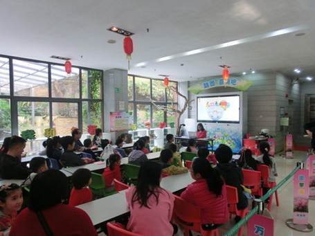 说明: C:\Users\LLM\Desktop\已调整\2017.2.21  越秀区图书馆开展“国学苑——元宵印象·火树银花合”活动，图为活动现场。.JPG