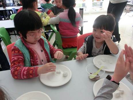 说明: C:\Users\LLM\Desktop\已调整\2017.2.21  越秀区图书馆开展“国学苑——元宵印象·火树银花合”活动，图为读者在包汤圆。.JPG