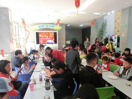 说明: C:\Users\LLM\Desktop\已调整\2017.2.21  越秀区图书馆开展“国学苑——元宵印象·火树银花合”活动，图为活动现场2。.JPG