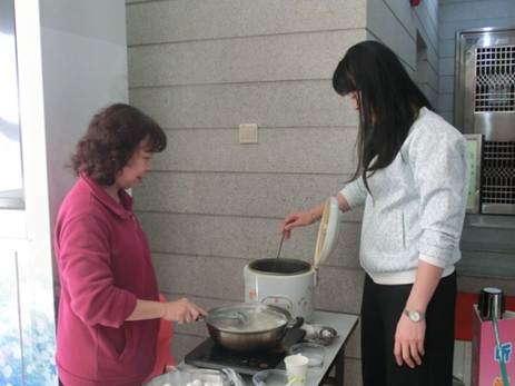 说明: C:\Users\LLM\Desktop\已调整\2017.2.21  越秀区图书馆开展“国学苑——元宵印象·火树银花合”活动，图为工作人员为读者煮汤圆。.JPG