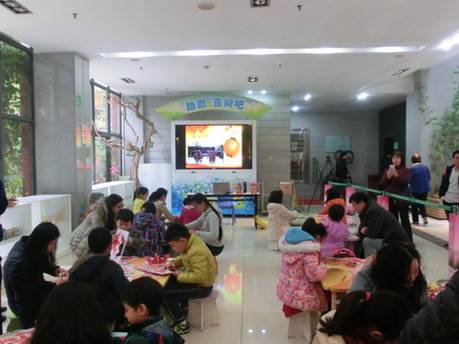 说明: C:\Users\LLM\Desktop\已调整\2017.2.28 越秀区图书馆开展“万花筒——逛广府庙会 想花样年华”活动,图为活动现场2。.JPG