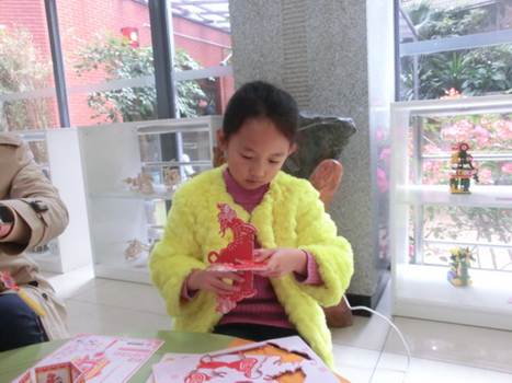 说明: C:\Users\LLM\Desktop\已调整\2017.2.28 越秀区图书馆开展“万花筒——逛广府庙会 想花样年华”活动,图为读者独立拼砌立体花灯模型。.JPG