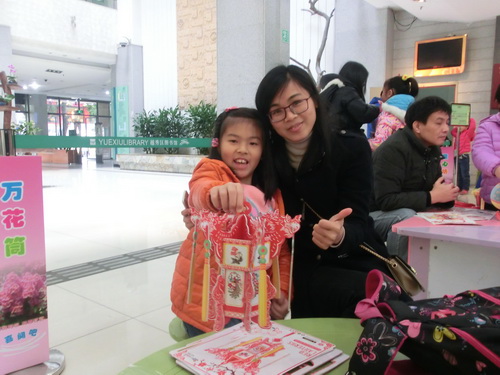 说明: D:\林遥芝\1、活动包\2017年\2017.2.25 万花筒——逛广府庙会 想享花样“年”华\已调整\2017.2.28 越秀区图书馆开展“万花筒——逛广府庙会 想花样年华”活动,图为读者开心展示漂亮宫灯成品。.JPG