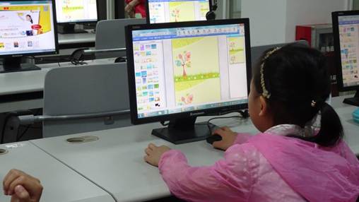 说明: 2017.4.8 越秀区图书馆开展“听·阅读——清明时节雨纷纷”活动,图为读者挑选电子书背景。