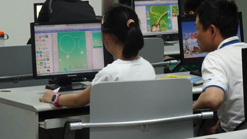 说明: 2017.4.8 越秀区图书馆开展“听·阅读——清明时节雨纷纷”活动,图为亲子读者合作制作电子书。