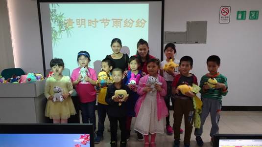 说明: 2017.4.8 越秀区图书馆开展“听·阅读——清明时节雨纷纷”活动,图为电子书优秀制作者大合影。