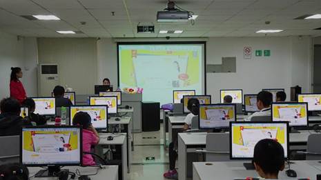 说明: 2017.4.8 越秀区图书馆开展“听·阅读——清明时节雨纷纷”活动,图为工作人员讲解制作电子书步骤。