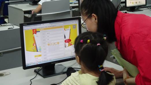 说明: 2017.4.8 越秀区图书馆开展“听·阅读——清明时节雨纷纷”活动,图为工作人员指导读者制作电子书。