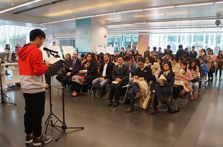 说明: 优胜者朗诵自己的译作