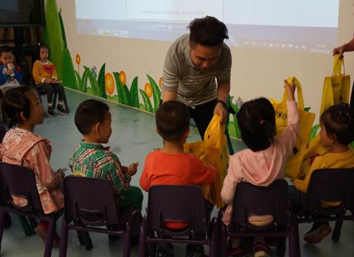 说明: \\10.0.150.150\南二楼共享\D 读书会\4月\4.22爱看书的莉莉\DSC02147.JPG