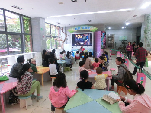 说明: C:\Users\XUYUXIAN\Desktop\5月轮岗文档\学会业界动态上传资料\5.2接收\5.2接收\(信息)创意翩然飞 书香迷人醉\2017.4.22 越秀区图书馆开展“万花筒——认识图书馆”活动,图为活动现场。.JPG