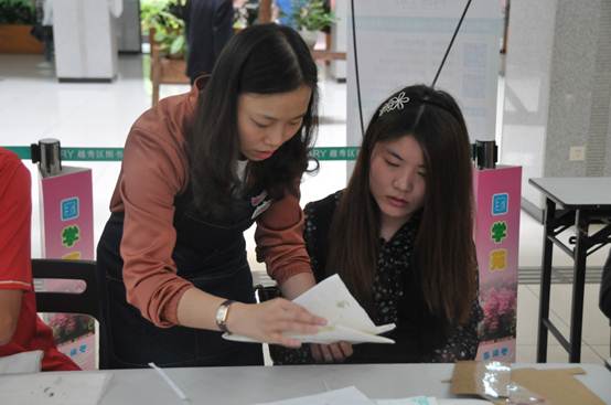 说明: \\192.168.160.20\策划部\照片\请做照片档案\2017\20170425阅创工坊第一课 中华压花笔记本\DSC_6181.JPG