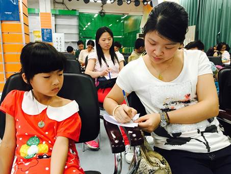 说明: C:\Users\XUYUXIAN\Desktop\5月轮岗文档\学会业界动态上传资料\5.2接收\5.2接收\白云区 4月29、30活动通讯 - 复件(1)\4月29、30活动通讯\“儿童成长”系列之第一期“家长管教有妙法”正面管教工作坊\_20170430195953.jpg