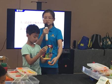 说明: C:\Users\XUYUXIAN\Desktop\5月轮岗文档\学会业界动态上传资料\5.2接收\5.2接收\白云区 4月29、30活动通讯 - 复件(1)\4月29、30活动通讯\乐同小创客第五期\照片\20170430201043.jpg