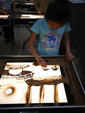 说明: C:\Users\XUYUXIAN\Desktop\5月轮岗文档\学会业界动态上传资料\5.2接收\5.2接收\白云区 4月29、30活动通讯 - 复件(1)\4月29、30活动通讯\沙画伴成长第五期\照片\120170430200415.jpg