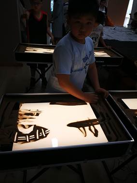 说明: C:\Users\XUYUXIAN\Desktop\5月轮岗文档\学会业界动态上传资料\5.2接收\5.2接收\白云区 4月29、30活动通讯 - 复件(1)\4月29、30活动通讯\沙画伴成长第五期\照片\20170430200556.jpg