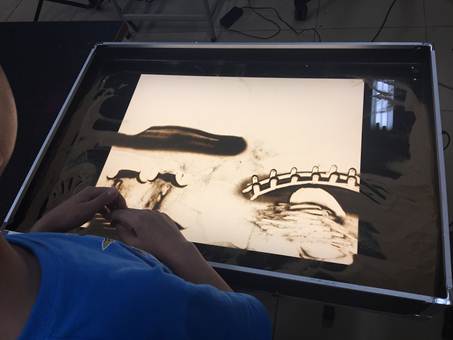 说明: C:\Users\XUYUXIAN\Desktop\5月轮岗文档\学会业界动态上传资料\5.2接收\5.2接收\白云区 4月29、30活动通讯 - 复件(1)\4月29、30活动通讯\沙画伴成长第五期\照片\20170430200405.jpg