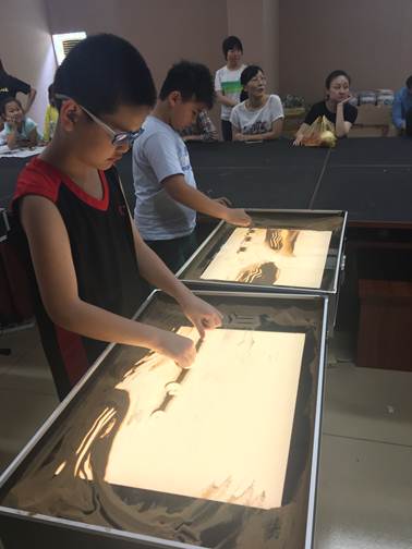 说明: C:\Users\XUYUXIAN\Desktop\5月轮岗文档\学会业界动态上传资料\5.2接收\5.2接收\白云区 4月29、30活动通讯 - 复件(1)\4月29、30活动通讯\沙画伴成长第五期\照片\20170430200424.jpg