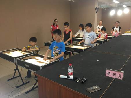 说明: C:\Users\XUYUXIAN\Desktop\5月轮岗文档\学会业界动态上传资料\5.2接收\5.2接收\白云区 4月29、30活动通讯 - 复件(1)\4月29、30活动通讯\沙画伴成长第五期\照片\20170430200435.jpg