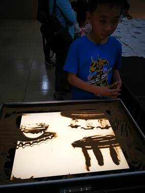 说明: C:\Users\XUYUXIAN\Desktop\5月轮岗文档\学会业界动态上传资料\5.2接收\5.2接收\白云区 4月29、30活动通讯 - 复件(1)\4月29、30活动通讯\沙画伴成长第五期\照片\_20170430200533.jpg