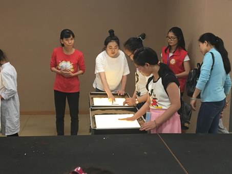 说明: C:\Users\XUYUXIAN\Desktop\5月轮岗文档\学会业界动态上传资料\5.2接收\5.2接收\白云区 4月29、30活动通讯 - 复件(1)\4月29、30活动通讯\沙画伴成长第五期\照片\20170430200507.jpg