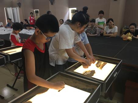 说明: C:\Users\XUYUXIAN\Desktop\5月轮岗文档\学会业界动态上传资料\5.2接收\5.2接收\白云区 4月29、30活动通讯 - 复件(1)\4月29、30活动通讯\沙画伴成长第五期\照片\20170430200457.jpg