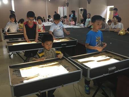 说明: C:\Users\XUYUXIAN\Desktop\5月轮岗文档\学会业界动态上传资料\5.2接收\5.2接收\白云区 4月29、30活动通讯 - 复件(1)\4月29、30活动通讯\沙画伴成长第五期\照片\_20170430200448.jpg