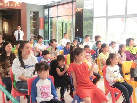 说明: C:\Users\XUYUXIAN\Desktop\5月轮岗文档\学会业界动态上传资料\5.12\学会\(信息)跟苏菲亚一起去怪咖图书馆探险\(信息)跟苏菲亚一起去怪咖图书馆探险\2017.4.29 越秀区图书馆开展“假日点播——《小公主苏菲亚·神秘图书馆》电影活动,图为活动现场1。.JPG