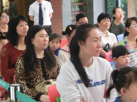 说明: 2017.4.29 越秀区图书馆开展“假日点播——《小公主苏菲亚·神秘图书馆》电影活动,图为读者开心观影。 (1)