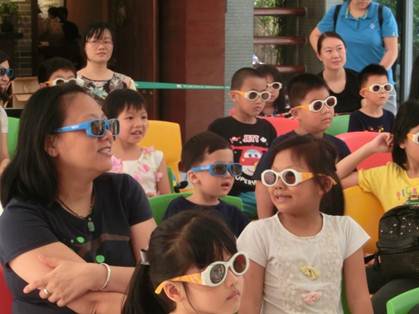 说明: C:\Users\LLM\Desktop\已挑选\2017.5.6越秀区图书馆开展“3D阅读乐园——《动物总动员》电影，图为亲子读者开心观影。.JPG